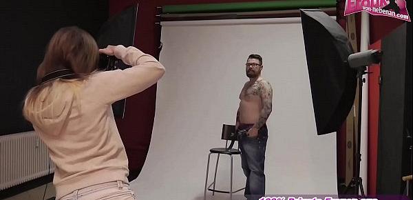 trendsFotografin verführt Männliches model beim shooting